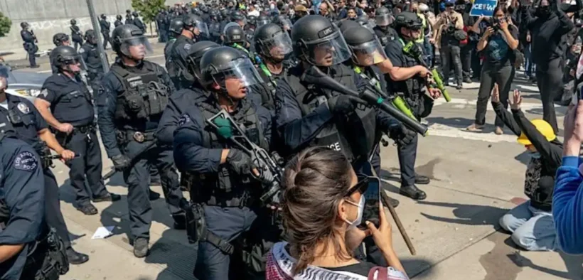 Perseteruan California dan Donald Trump soal pengerahan militer dalam protes antideportasi di Los Angeles akan memasuki babak krusial