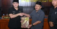 Bupati Trenggalek, Mochamad Nur Arifin menyerahkan nota penjelasan Ranperda RPJMD Kabupaten Trenggalek tahun anggaran 2025-2029 kepada DPRD