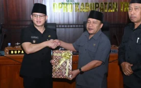 Bupati Trenggalek, Mochamad Nur Arifin menyerahkan nota penjelasan Ranperda RPJMD Kabupaten Trenggalek tahun anggaran 2025-2029 kepada DPRD