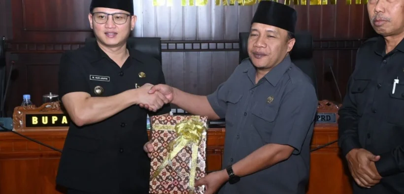 Bupati Trenggalek, Mochamad Nur Arifin menyerahkan nota penjelasan Ranperda RPJMD Kabupaten Trenggalek tahun anggaran 2025-2029 kepada DPRD