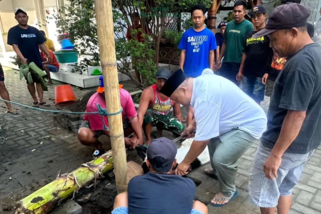 PKB Jawa Timur bersama seluruh Dewan Pimpinan Cabang (DPC) PKB kabupaten/kota se-Jatim menyalurkan lebih dari 1.000 ekor hewan kurban.