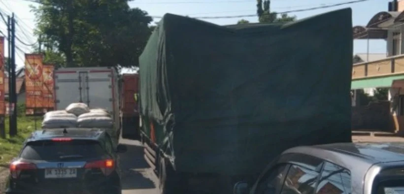 Perbaikan pipa PLTU di kawasan pesisir utara Jawa Timur berdampak signifikan terhadap kelancaran arus kendaraan di jalur nasional Pantura Paiton–Besuki yang kini tengah mengalami kemacetan