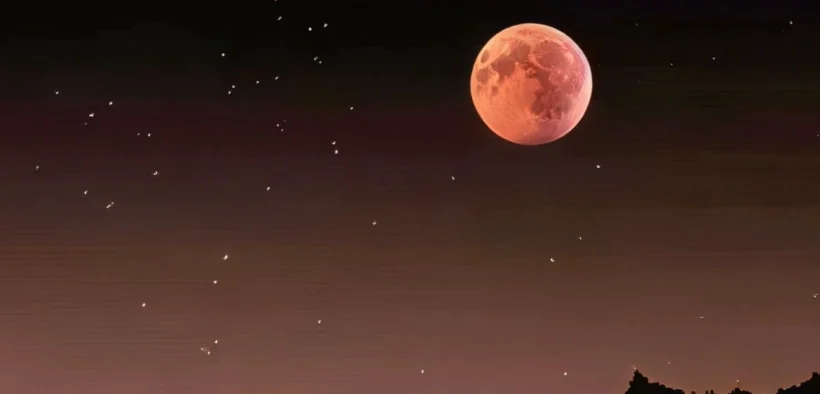 Langit malam pada Rabu (11/6) menjadi panggung istimewa bagi fenomena alam langka yang dikenal sebagai Strawberry Moon atau Bulan Stroberi