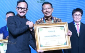 Wali Kota Malang, Wahyu Hidayat, menerima penghargaan bergengsi dalam ajang Indonesia Water & Wastewater Expo and Forum (IWWEF) 2025.