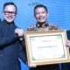 Wali Kota Malang, Wahyu Hidayat, menerima penghargaan bergengsi dalam ajang Indonesia Water & Wastewater Expo and Forum (IWWEF) 2025.