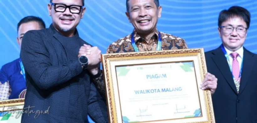 Wali Kota Malang, Wahyu Hidayat, menerima penghargaan bergengsi dalam ajang Indonesia Water & Wastewater Expo and Forum (IWWEF) 2025.