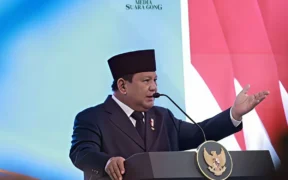 Presiden RI Prabowo Subianto saat mengumumkan kenaikan gaji hakim dalam acara pengukuhan calon hakim di Mahkamah Agung (MA), Jakarta, Kamis (12/6/2025).(YouTube Sekretariat Presiden )