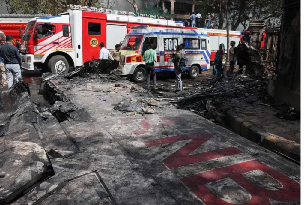 Bangkai Pesawat Air India Dreamliner di Ahmedabad (The Guardian)
