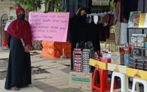Rencana relokasi pedagang oleh-oleh khas haji dan umrah dari kawasan Alun - Alun Kota Probolinggo menuai penolakan