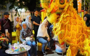 Jumat malam, 13 Juni 2025, halaman depan Tempat Ibadat Tri Dharma Kota Probolinggo disulap menjadi gelaran budaya Larasati 2