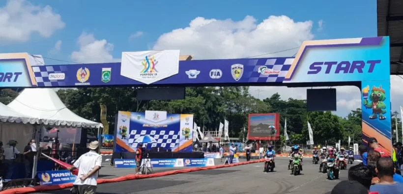 77 atlet balap motor dari berbagai kabupaten/kota di Jawa Timur beradu cepat di lomba balap motor ajang Pekan Olahraga Provinsi (Porprov) Jatim IX 2025.