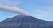 Gunung Raung kembali menunjukkan peningkatan aktivitas vulkanik dengan mencatat 49 kali erupsi sepanjang periode 5 hingga 15 Juni 2025