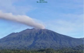 Gunung Raung kembali menunjukkan peningkatan aktivitas vulkanik dengan mencatat 49 kali erupsi sepanjang periode 5 hingga 15 Juni 2025