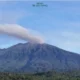Gunung Raung kembali menunjukkan peningkatan aktivitas vulkanik dengan mencatat 49 kali erupsi sepanjang periode 5 hingga 15 Juni 2025