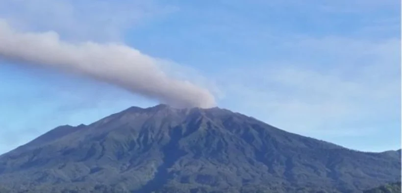 Gunung Raung kembali menunjukkan peningkatan aktivitas vulkanik dengan mencatat 49 kali erupsi sepanjang periode 5 hingga 15 Juni 2025