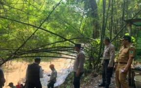Seorang anak perempuan bernama Nia Maulida (10) dilaporkan hilang terseret arus deras Sungai Brantas saat bermain