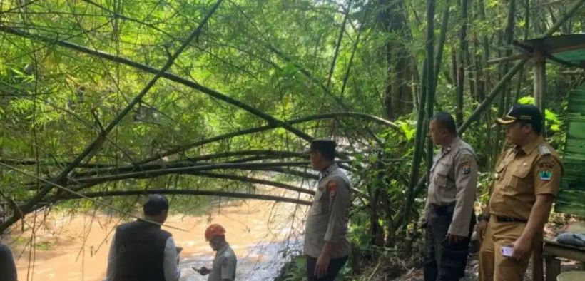 Seorang anak perempuan bernama Nia Maulida (10) dilaporkan hilang terseret arus deras Sungai Brantas saat bermain