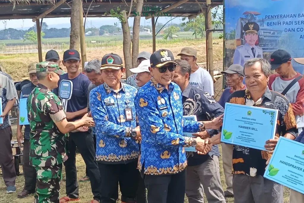 Ft: Wali Kota Malang, Wahyu Hidayat menaiki combine harvester yang merupakan bantuan dari Presiden RI Prabowo Subianto. (Memo/fat) (Aye/sg)