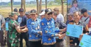Ft: Wali Kota Malang, Wahyu Hidayat menaiki combine harvester yang merupakan bantuan dari Presiden RI Prabowo Subianto. (Memo/fat) (Aye/sg)