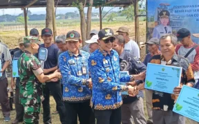 Ft: Wali Kota Malang, Wahyu Hidayat menaiki combine harvester yang merupakan bantuan dari Presiden RI Prabowo Subianto. (Memo/fat) (Aye/sg)