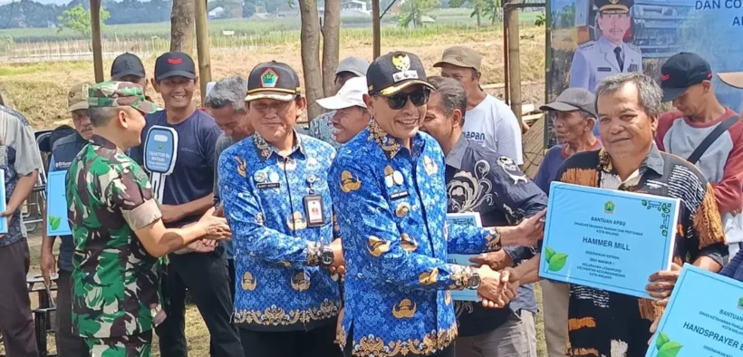 Ft: Wali Kota Malang, Wahyu Hidayat menaiki combine harvester yang merupakan bantuan dari Presiden RI Prabowo Subianto. (Memo/fat) (Aye/sg)