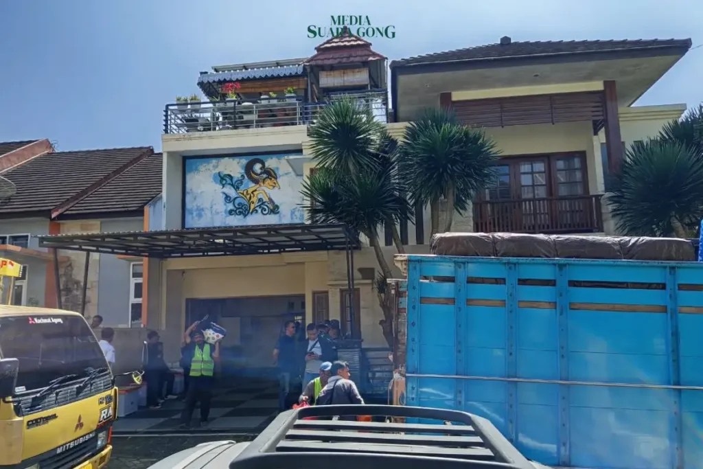 Rumah mewah 3 lantai di Perumahan Batu Residence dieksekusi oleh Pengadilan Negeri (PN) Malang, Selasa pagi (17/6/2025).