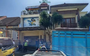 Rumah mewah 3 lantai di Perumahan Batu Residence dieksekusi oleh Pengadilan Negeri (PN) Malang, Selasa pagi (17/6/2025).