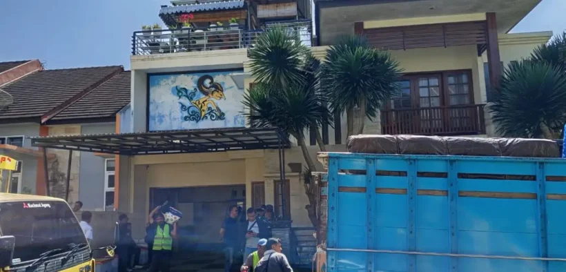 Rumah mewah 3 lantai di Perumahan Batu Residence dieksekusi oleh Pengadilan Negeri (PN) Malang, Selasa pagi (17/6/2025).