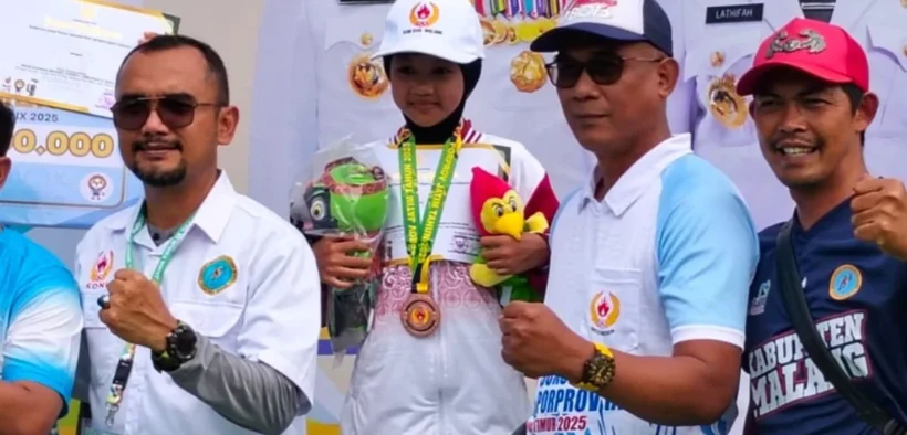 Atlet sepatu roda Kabupaten Malang, Aracely Az-Zukhruf, berhasil meraih medali perunggu dalam Porprov IX Jawa Timur 2025.
