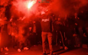 Champs-Elysees, ikon kota Paris yang menjadi lokasi perayaan PSG, berubah menjadi kerusuhan terjadi pada Minggu malam (1/6).