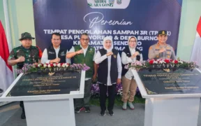 Gubernur Jawa Timur Khofifah Indar Parawansa meresmikan dua Tempat Pengolahan Sampah (TPS) dengan prinsip 3R (Reduce, Reuse, Recycle) di Desa Purworejo dan Desa Burno, Kecamatan Senduro, Kabupaten Lumajang, Minggu (25/5/2025).