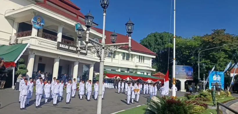 Pemerintah Kota Malang menggelar upacara peringatan Hari Lahir Pancasila 2025 di halaman depan Balaikota Malang, Senin (2/6/2025).