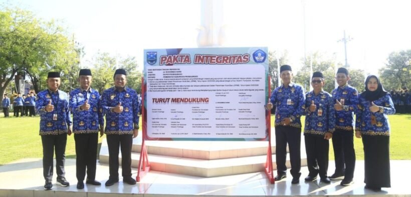 Pemerintah Kabupaten (Pemkab) Probolinggo menggelar upacara peringatan Hari Lahir Pancasila tahun 2025 pada Senin pagi, 2 Juni 2025. Bertempatan di halaman depan Kantor Bupati Probolinggo.