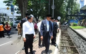 Wali Kota Malang Wahyu Hidayat bersama wakilnya, Ali Muthohirin meninjau langsung Proyek Drainase Jalan Sukarno-Hatta, Rabu (12/3/2025).