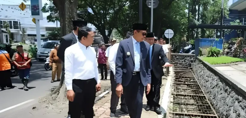 Wali Kota Malang Wahyu Hidayat bersama wakilnya, Ali Muthohirin meninjau langsung Proyek Drainase Jalan Sukarno-Hatta, Rabu (12/3/2025).