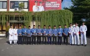 Di Kabupaten Trenggalek, peringatan Hari Lahir Pancasila ditandai dengan pelaksanaan upacara bendera yang dipimpin langsung Sekretaris Daerah Kabupaten Trenggalek, Edy Soepriyanto, Senin (02/06/2025).