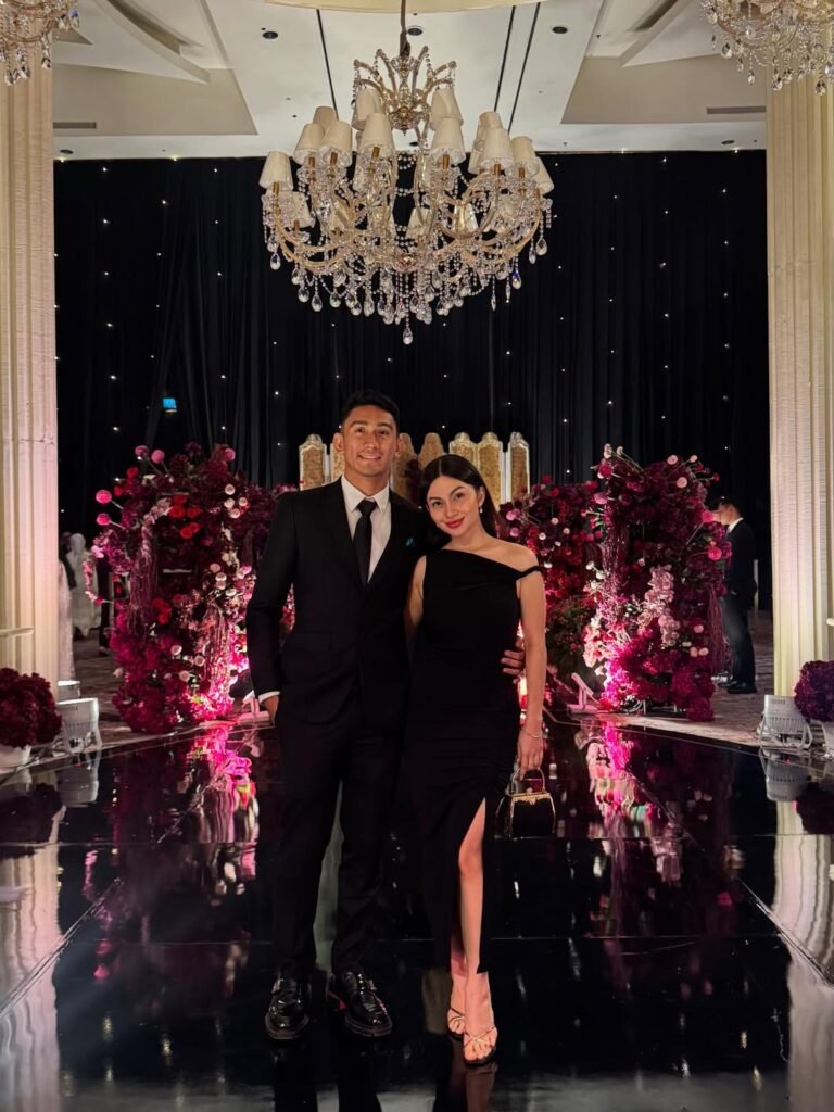 gaya kondangan Ariel memakai ourfit dan dress serba hitam