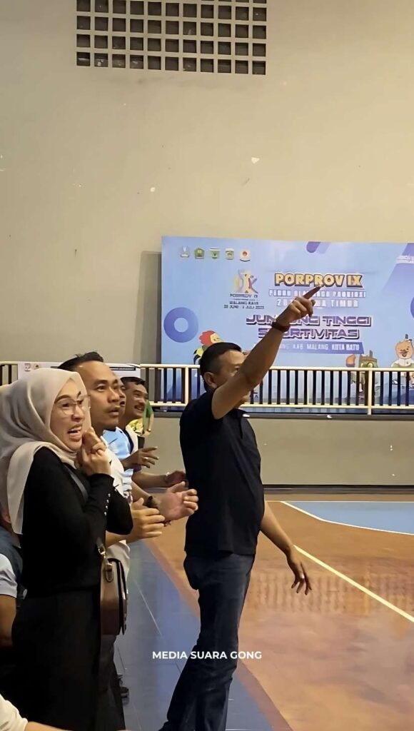 gaya santai pejabat pak wali kota malang sangat semangat untuk mendukung tim basket putri di porprov jatim 2025