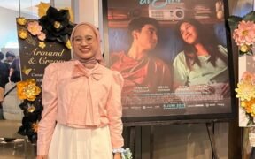 Siti Aisyah Probolinggo berdiri di pamflet film tak usai sampe disini