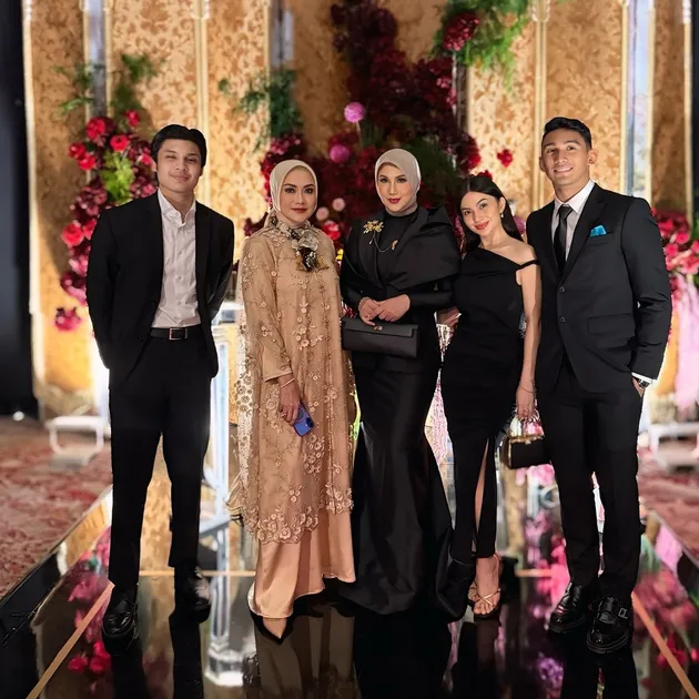 gaya kondangan Ariel memakai outfit dan dress serba hitam bersama mertuanya