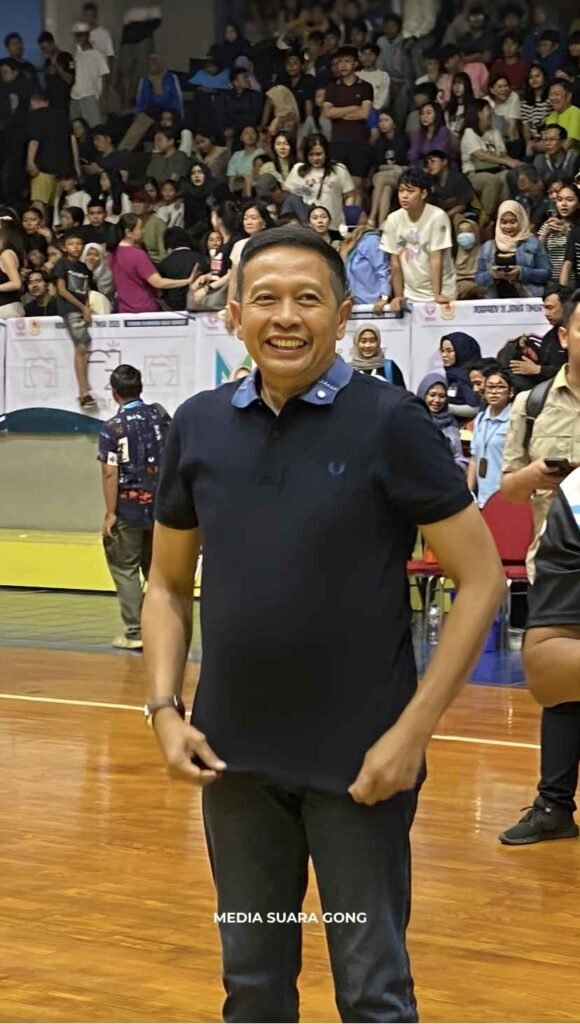 gaya santai pejabat pak wali kota malang menggunakan baju fred perry dan celana jeans berwarna biru navy