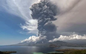 Erupsi dahsyat Gunung Lewotobi Laki-laki di Provinsi Nusa Tenggara Timur (NTT), Senin (24/6) Akibatkan berbagai penerbangan ke Bali Ditunda