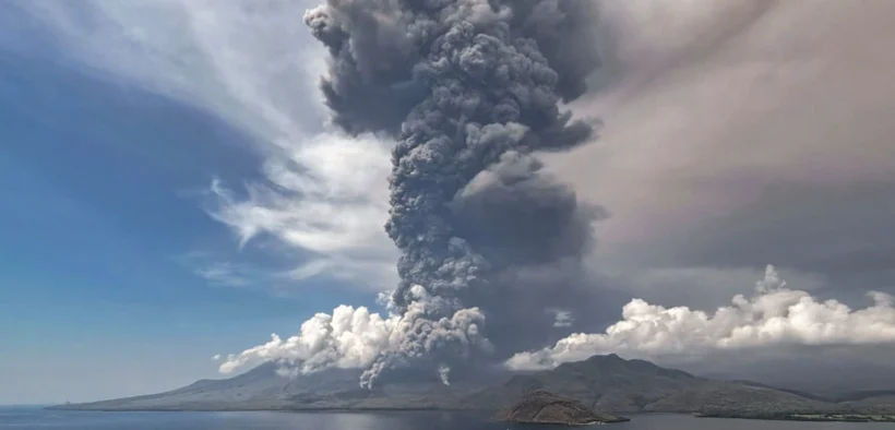 Erupsi dahsyat Gunung Lewotobi Laki-laki di Provinsi Nusa Tenggara Timur (NTT), Senin (24/6) Akibatkan berbagai penerbangan ke Bali Ditunda
