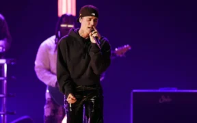 Bintang pop dunia Justin Bieber kembali mengejutkan penggemar setelah menggoda publik lewat album terbarunya yang bertajuk Swag. 