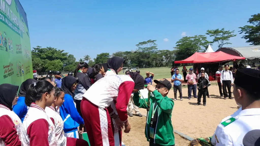 Tim voli pantai putri Kabupaten Malang berhasil mempersembahkan medali perak pada ajang Pekan Olahraga Provinsi (Porprov) IX Jawa Timur 2025.