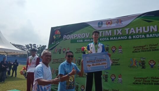 Prestasi membanggakan diraih ole Fariq Radfan, atlet muda Kota Malang yang sukses meraih medali emas pada nomor lari 1.500 meter putra