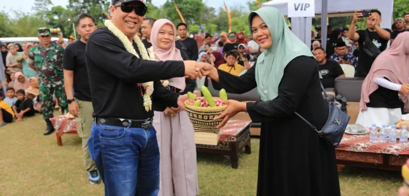 tradisi gunungan bawang merah berlangsung ramai dengan antusiasme ratusan warga pada pada kegiatan Culture Festival 2025