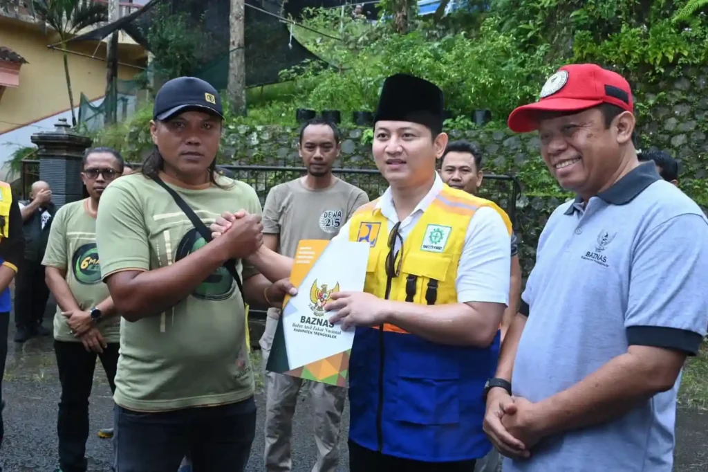 Bupati Arifin Launching Saruan Tugas Swadaya Penembakan Jalan Sungai Dan Jaringan Di Trenggalek