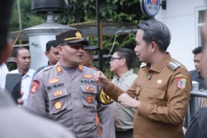 Gus Fawait Kawal Pengaspalan Perlintasan KA Biang Kerok Kecelakaan