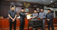 Ketua DPRD Trenggalek menandatangani persetujuan Raperda Perubahan SOTK dalam rapat paripurna bersama eksekutif